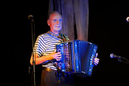 Vinko Marinšek, nagrajen kot najstarejši harmonikar na reviji.